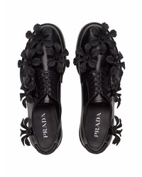 Chaussures derby en cuir à fleurs noires Prada