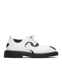 Chaussures derby en cuir á pois blanches et noires