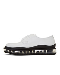 Chaussures derby en cuir blanches Prada