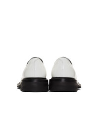 Chaussures derby en cuir blanches Prada