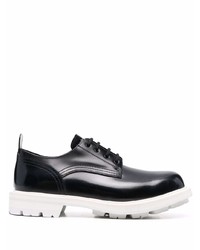 Chaussures derby en cuir épaisses noires et blanches Alexander McQueen