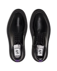 Chaussures derby en cuir épaisses noires Eytys