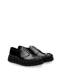 Chaussures derby en cuir épaisses noires Prada