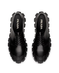 Chaussures derby en cuir épaisses noires Prada