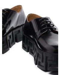 Chaussures derby en cuir épaisses noires Versace