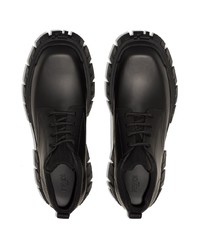 Chaussures derby en cuir épaisses noires Fendi