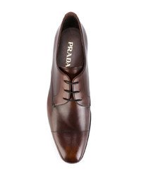 Chaussures derby en cuir marron foncé Prada