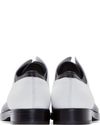 Chaussures derby en cuir noires et blanches Pierre Hardy