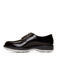 Chaussures derby en cuir noires Prada