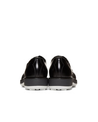 Chaussures derby en cuir noires Prada