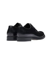 Chaussures derby en cuir noires Prada