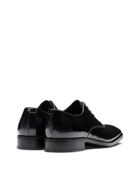 Chaussures derby en cuir noires Prada