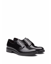 Chaussures derby en cuir noires Prada