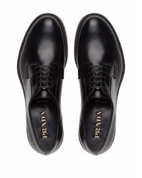 Chaussures derby en cuir noires Prada