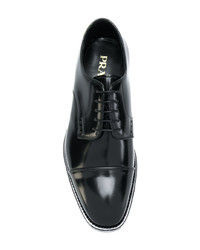 Chaussures derby en cuir noires Prada