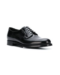 Chaussures derby en cuir noires Prada