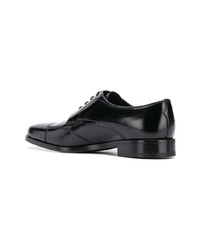 Chaussures derby en cuir noires Prada