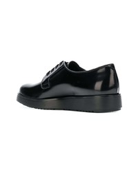 Chaussures derby en cuir noires Prada