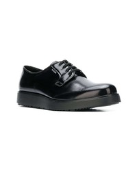 Chaussures derby en cuir noires Prada