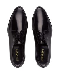 Chaussures derby en cuir noires Prada