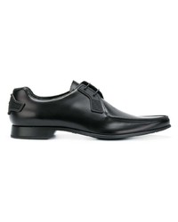 Chaussures derby en cuir noires Prada