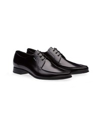 Chaussures derby en cuir noires Prada