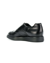 Chaussures derby en cuir noires Prada