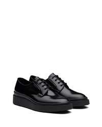 Chaussures derby en cuir noires Prada