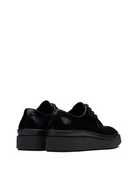 Chaussures derby en cuir noires Prada