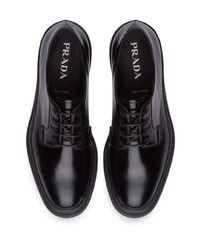 Chaussures derby en cuir noires Prada