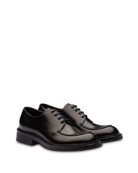 Chaussures derby en cuir noires Prada