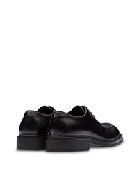 Chaussures derby en cuir noires Prada