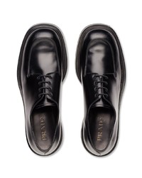 Chaussures derby en cuir noires Prada