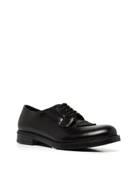 Chaussures derby en cuir noires Prada