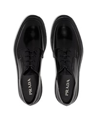 Chaussures derby en cuir noires Prada