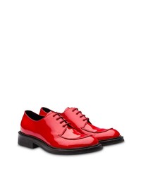 Chaussures derby en cuir rouges Prada