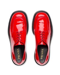 Chaussures derby en cuir rouges Prada