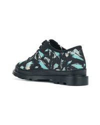 Chaussures derby en toile imprimées noires Camper