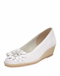Chaussures plates en cuir à fleurs blanches