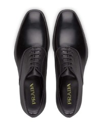 Chaussures richelieu en cuir noires Prada