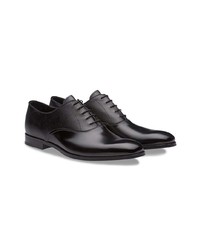 Chaussures richelieu en cuir noires Prada