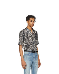 Chemise à manches courtes en soie imprimée léopard noire Saint Laurent