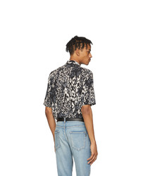 Chemise à manches courtes en soie imprimée léopard noire Saint Laurent
