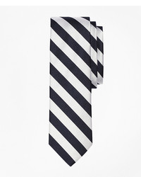 Cravate à rayures verticales blanche et noire