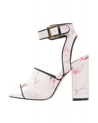 Escarpins en cuir à fleurs roses Miss Selfridge