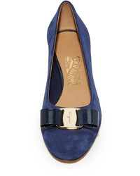 Escarpins en daim bleu marine Salvatore Ferragamo