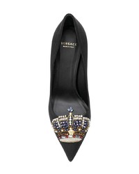 Escarpins en satin ornés noirs Versace