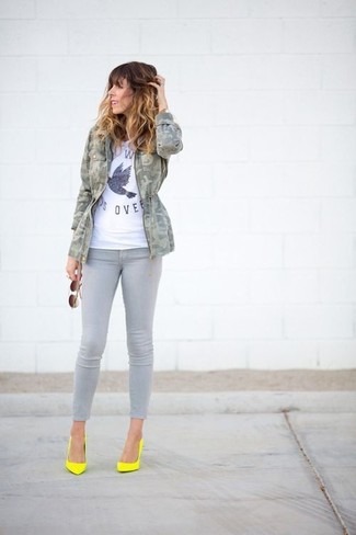 Comment porter des chaussures jaunes: Choisis un anorak camouflage gris et un jean skinny gris pour une tenue relax mais stylée. Cet ensemble est parfait avec une paire de escarpins en cuir jaunes.