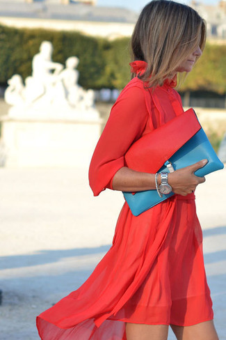 Comment porter une pochette en cuir turquoise