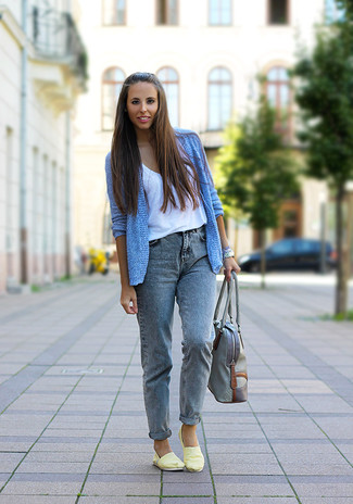 Comment porter un gilet turquoise